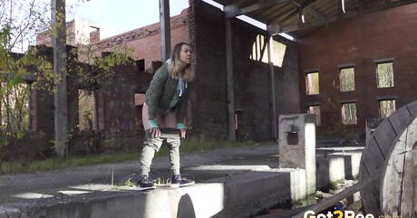 Got 2 Pee offers xxx pic gallery with Diana in piss action